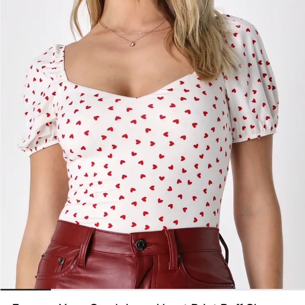 Never worn heart short-sleeved puff bodysuit.